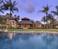 Villa Arika, Ansicht der Villa aus dem Pool