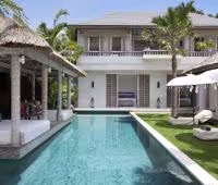 Villa Adasa, Vista de la Villa de la piscina